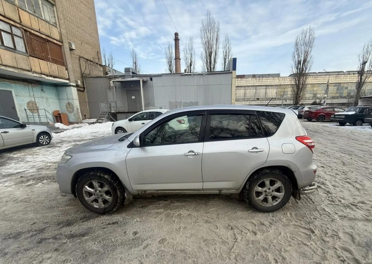 Пешехода доставили в больницу после ДТП во дворе дома в Левобережном районе