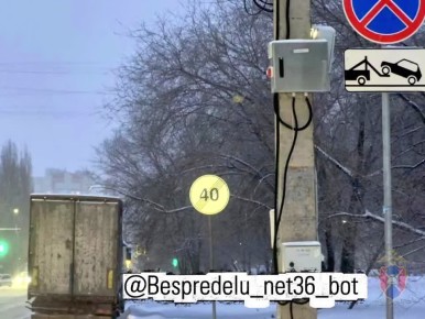 За несоблюдение требований дорожного знака «остановка запрещена» у дома 42 по улице Владимира Невского к административной ответственности был привлечен водитель большегруза