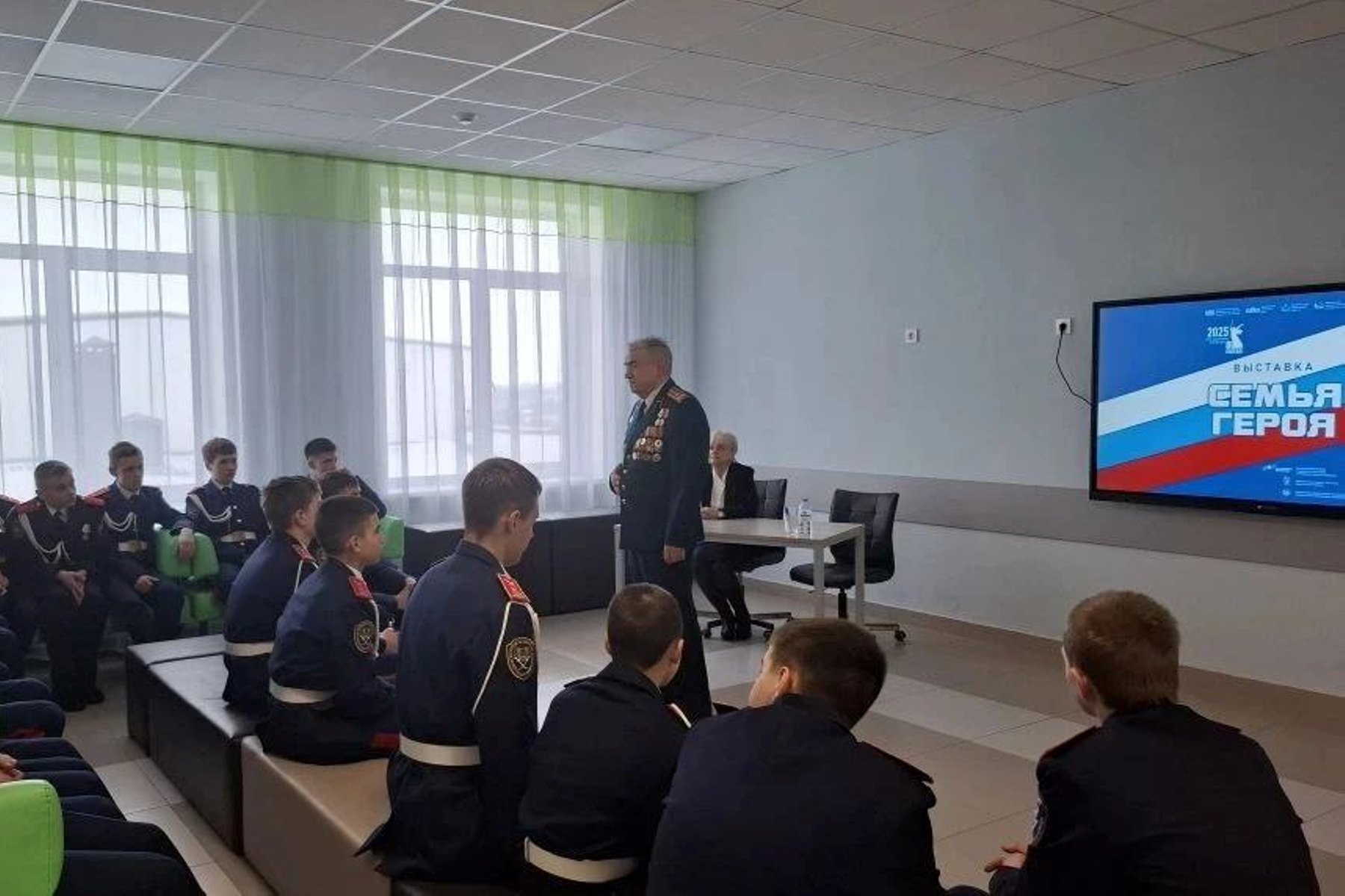 Выставка «Семья Героя» открылась в Верхнемамонском районе