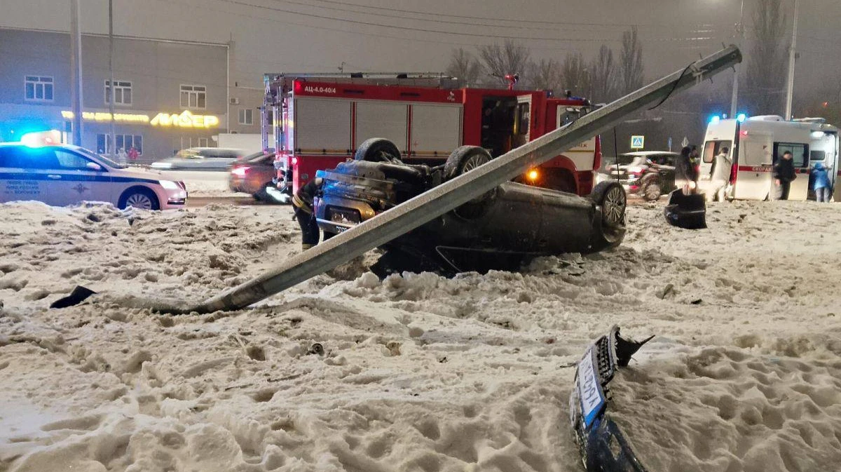 В воронежском микрорайоне Шилово перевернулся Audi A6