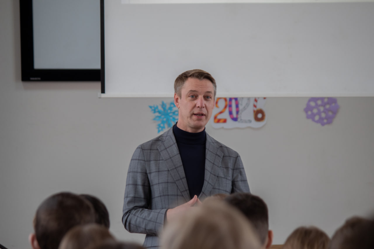 Юрий Смышников принял участие в беседе с учениками гимназии имени Басова на тему патриотизма