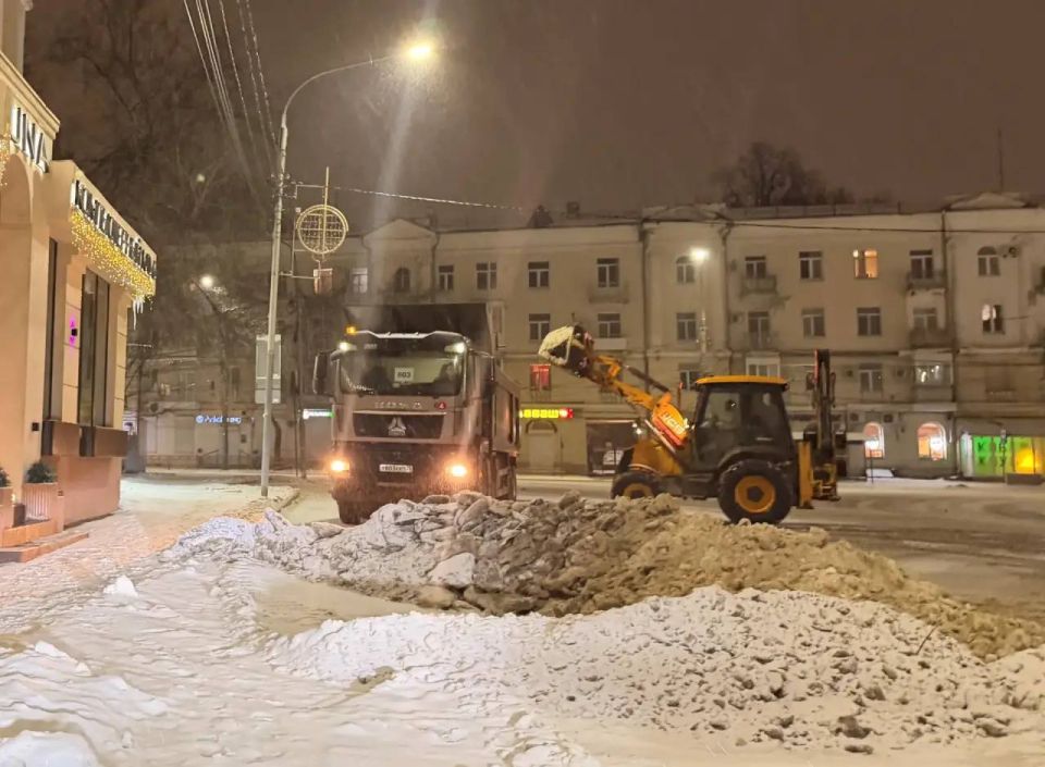 Продолжается уборка парковочного пространства