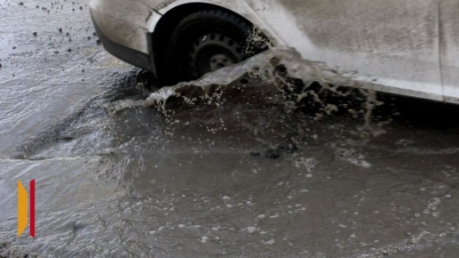 В Воронеже на улице Циолковского машина упала в яму из-за коммунальной аварии