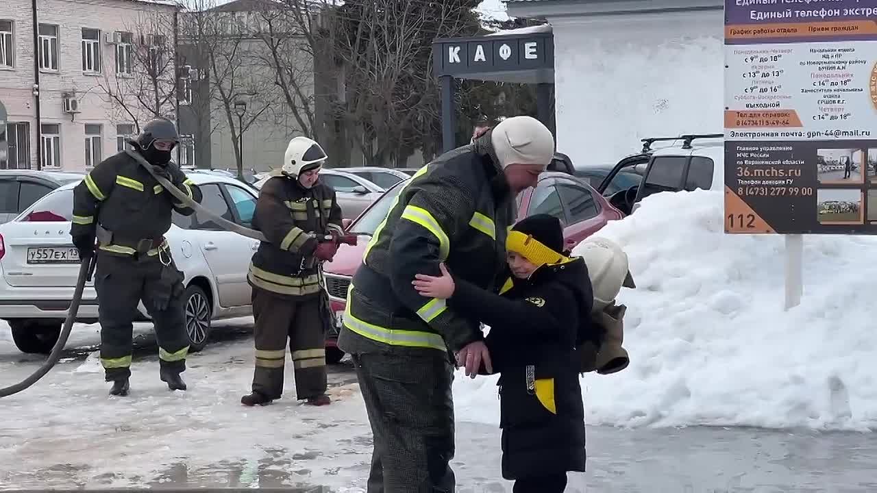 В Новой Усмани традиционным обливанием водой на пенсию проводили спасателя с 20-летним стажем