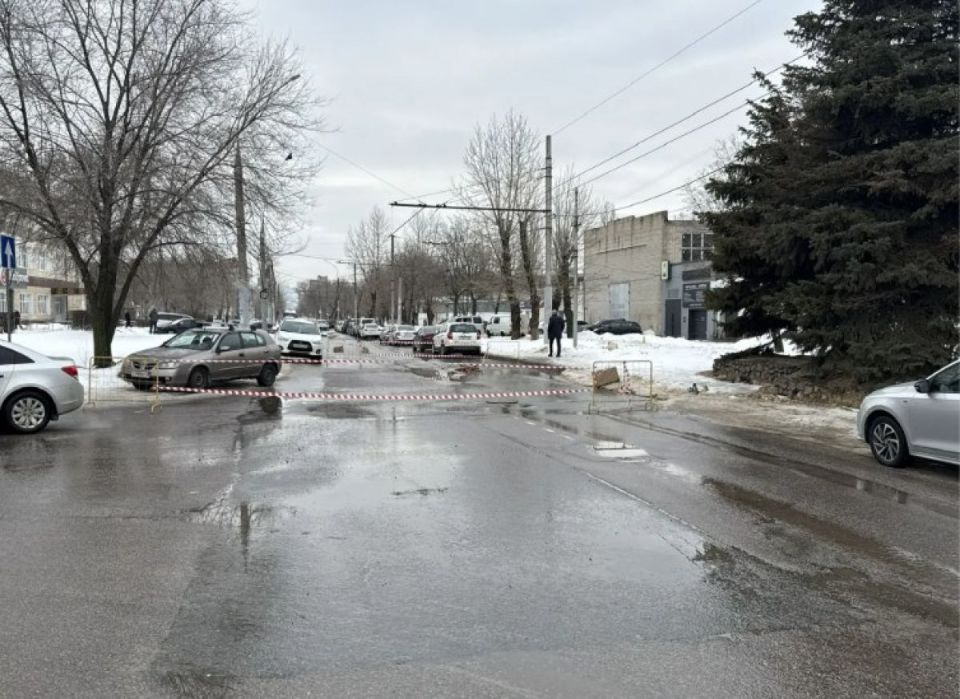 Из-за аварии на коллекторе в Воронеже перекрыли улицу Циолковского