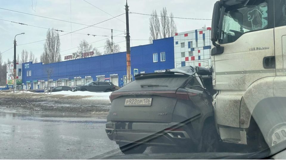 В Воронеже на улице Матросова столкнулись грузовик и OMODA