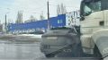 В Воронеже на улице Матросова столкнулись грузовик и OMODA
