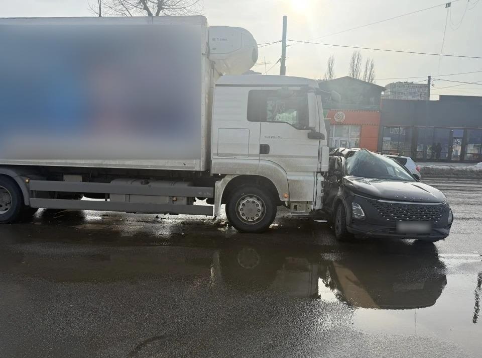 Грузовик проехал на «красный» и врезался в легковушку: погибла женщина