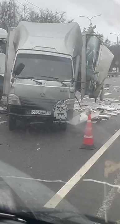 Виновник ДТП с тремя большегрузами скрылся с места происшествия