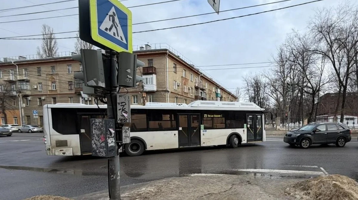 В Воронеже автобус №23 столкнулся с KIA Sorento: пострадал водитель легковушки