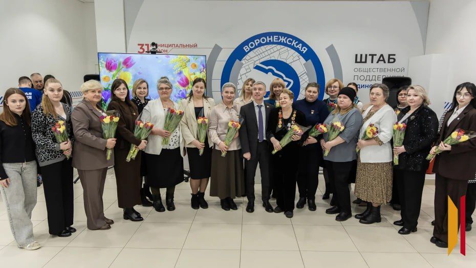 «Мужчины сильны женщинами»: депутат Госдумы Евгений Ревенко встретился с жительницами Воронежской области