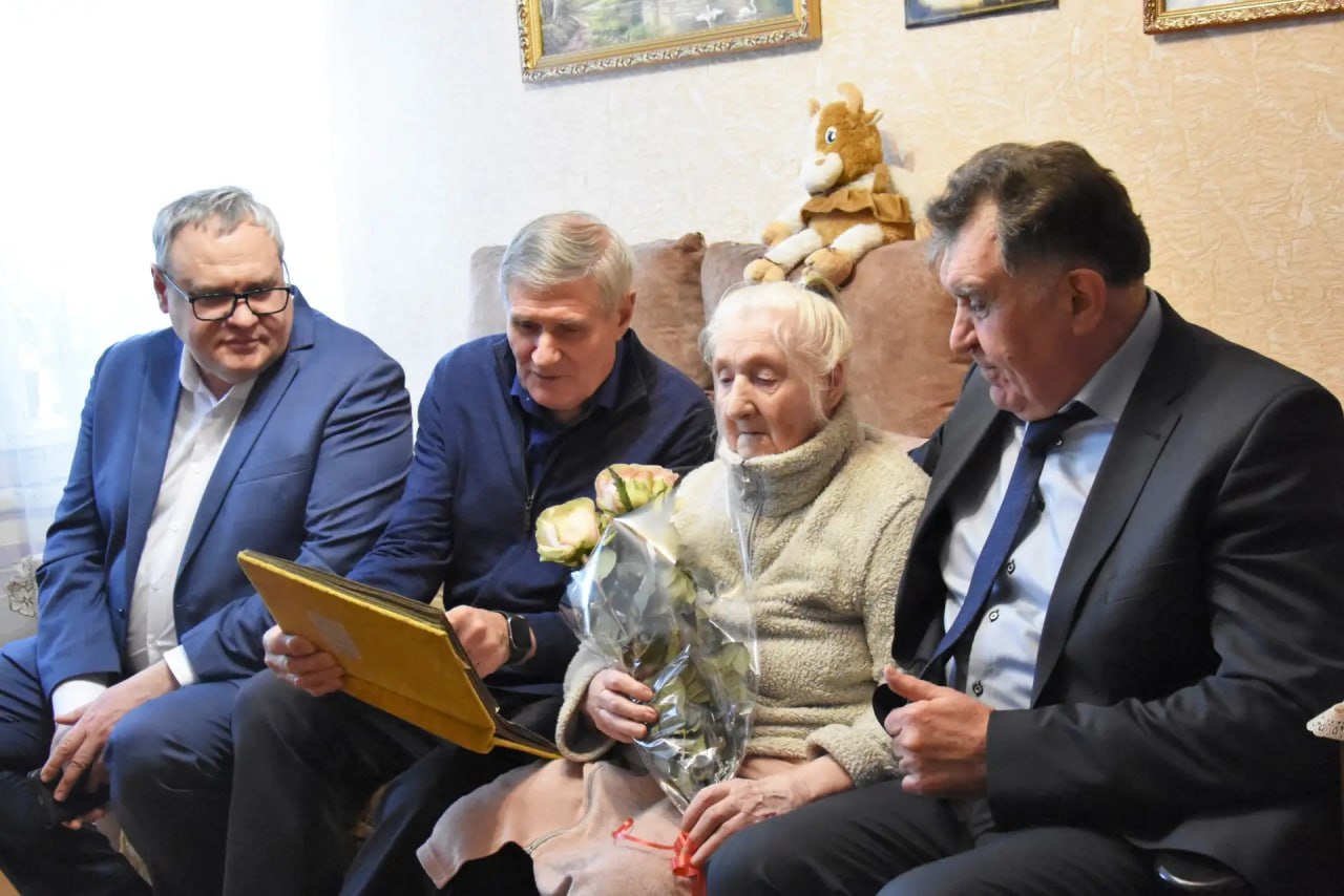 Ветерана Великой Отечественной войны поздравили с приближающимся Международным женским днем