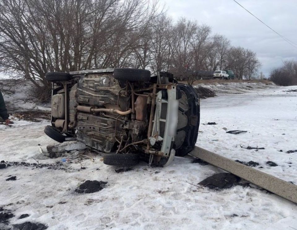 Водитель «Приоры» попал в больницу после столкновения с опорой ЛЭП