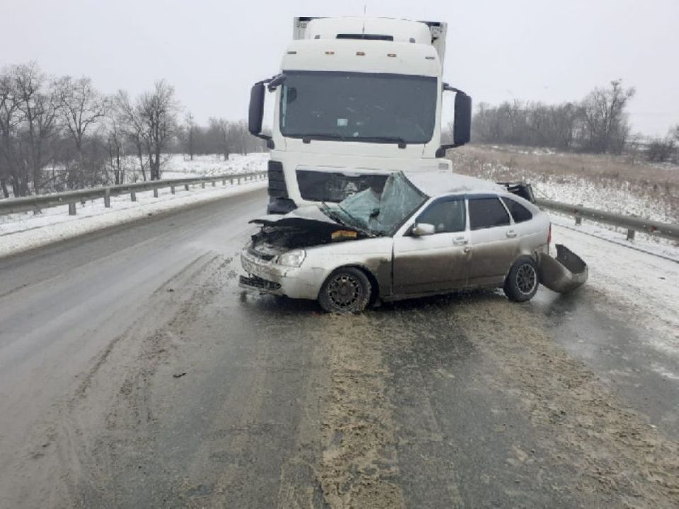 Легковушка и грузовик не поделили дорогу в Грибановском районе
