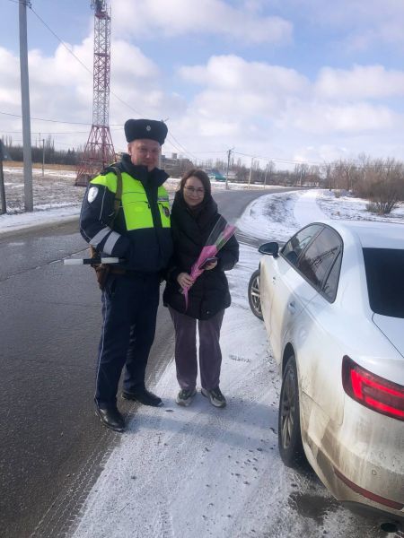 В преддверии праздника сотрудники Таловской Госавтоинспекции поздравили автоледи с наступающим Международным женским днем