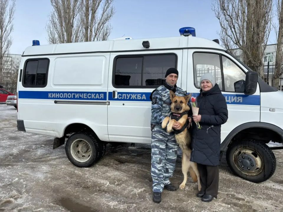 С 8 Марта женщин поздравили полицейские-кинологи с напарниками Вильма и Чарли