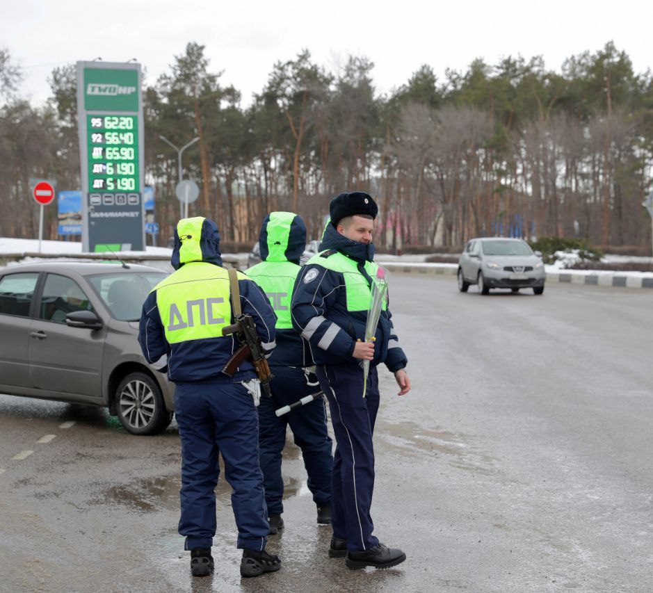 В Нововоронеже сотрудники Госавтоинспекции присоединились к акции "Цветы для автоледи"