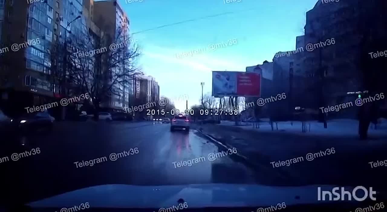 В Воронеже машина сбила курьера на электросамокате