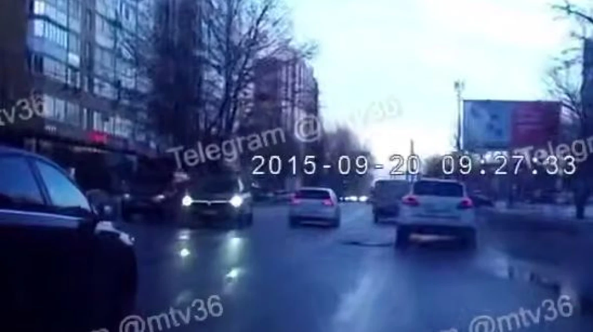 В Воронеже машина сбила курьера на электросамокате: видео