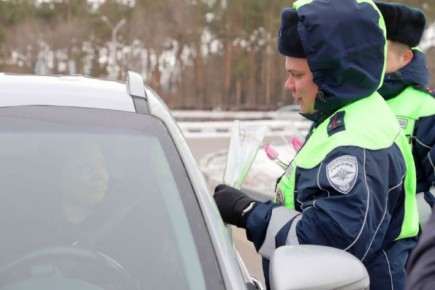 В Нововоронеже и Борисоглебске автоинспекторы поздравили водительниц с 8 Марта