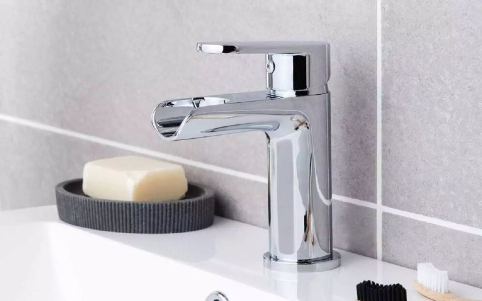 В Коминтерновском районе Воронежа холодную воду на шесть часов отключат в поликлинике, бизнес-центре, офисном центре и трех многоквартирных домах