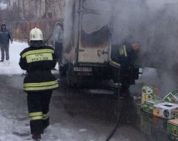 Грузовик загорелся на улице Антонова-Овсеенко в Воронеже