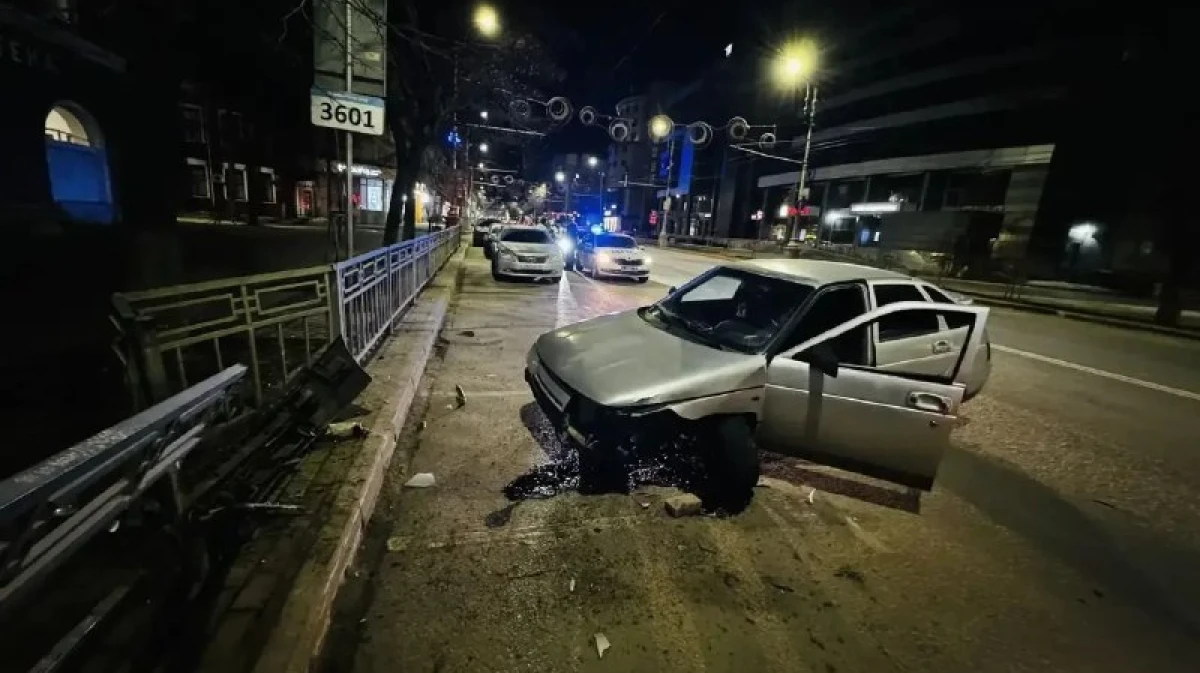 В Воронеже 63-летний водитель «Лады» выехал на встречку, врезался в металлическое ограждение и умер