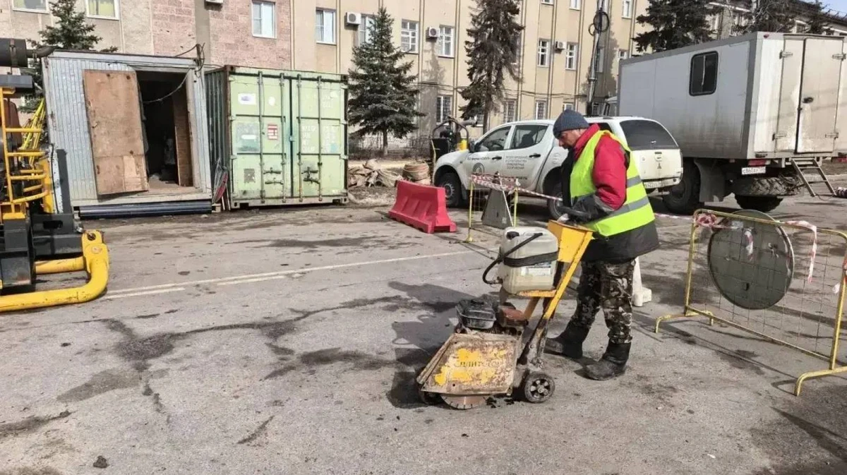 Специалисты начали ремонт коллектора в Левобережном районе Воронежа