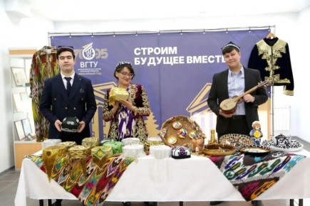 Встреча с делегацией Узбекистана, помощь бойцам СВО и викторина для школьников: как депутаты облдумы работали в избирательных округах