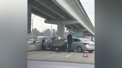 В Воронеже на Северном мосту столкнулись два легковых автомобиля