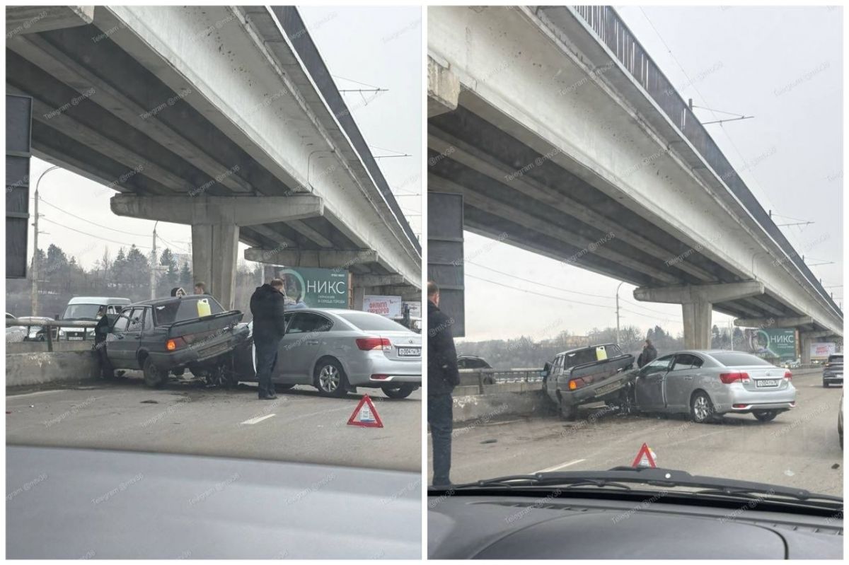 Две легковушки столкнулись на Северном мосту в Воронеже