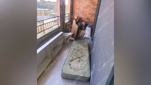 На лестничной площадке в многоэтажке в воронежском микрорайоне Шилово неизвестные устроили «зону отдыха»