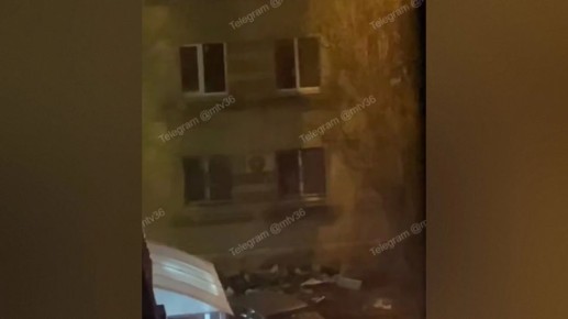 В Юго-Западном районе Воронежа неадекватный мужчина бросал свое имущество с балкона и бранил прохожих: видео