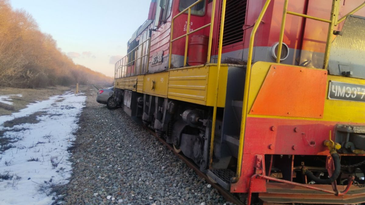 Водитель легковушки погибла при столкновении авто с тепловозом в Воробьевском районе