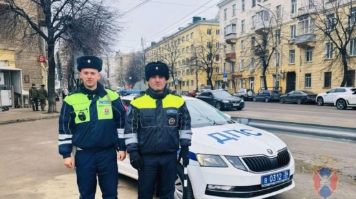 Потерял равновесие и упал: на улице Кольцовской полицейские помогли воронежцу, которому внезапно стало плохо