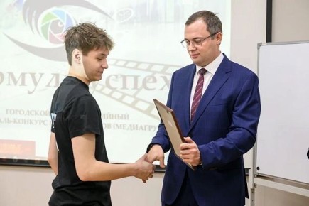 Депутат Воронежской городской Думы Николай Коржов стал почетным гостем городского конкурса медиацентров «Формула успеха», старт которому был дан в «Реальной школе»