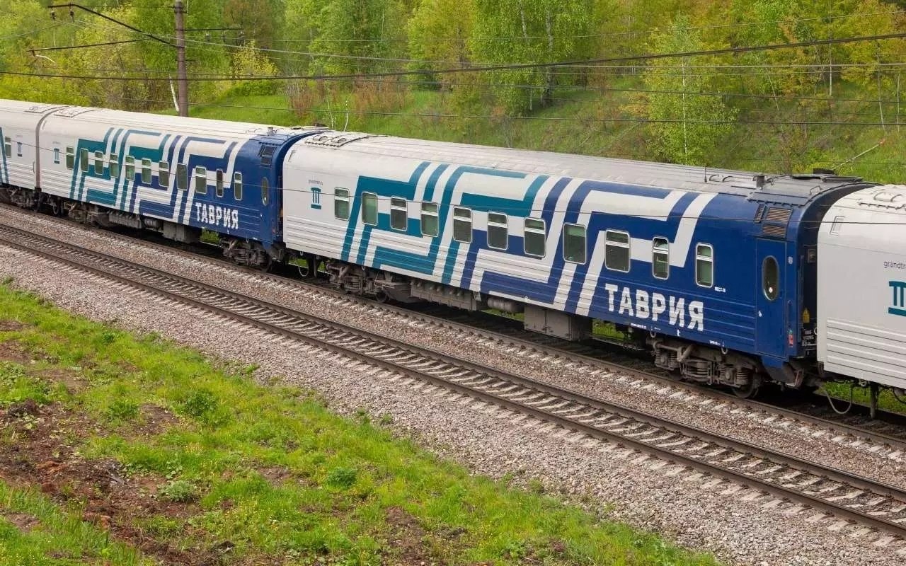 Три поезда «Таврия», проходящих через Воронежскую область, задерживаются в пути