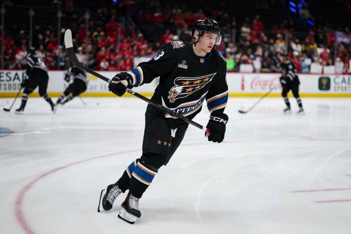 Начинавший заниматься хоккеем в Воронеже Иван Мирошниченко оформил первый дубль в матче НХЛ