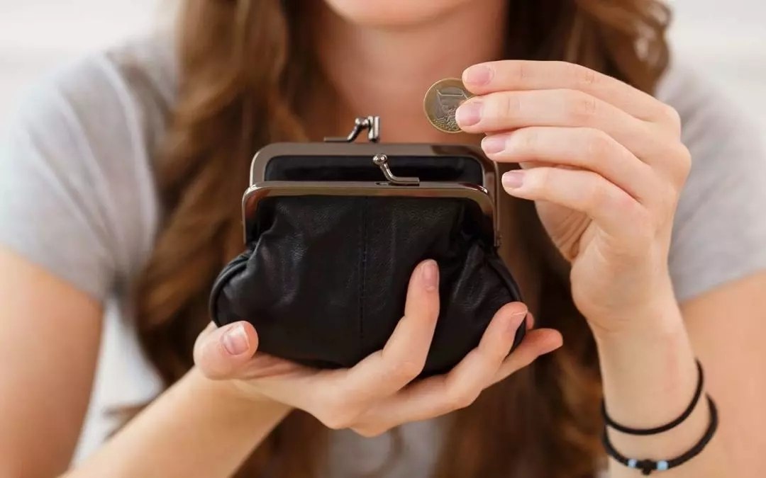 Компенсацию 50 тысяч выплатили ребенку-инвалиду после падения наледи с крыши воронежского ТЦ