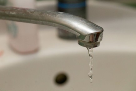 Сотни частных домов в микрорайоне ВАИ остались без воды из-за коммунальной аварии