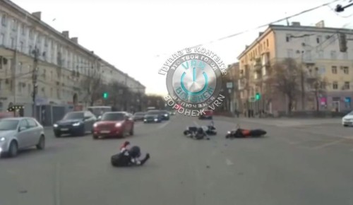 Два мотоциклиста попали в аварию на перекрестке в центре Воронежа