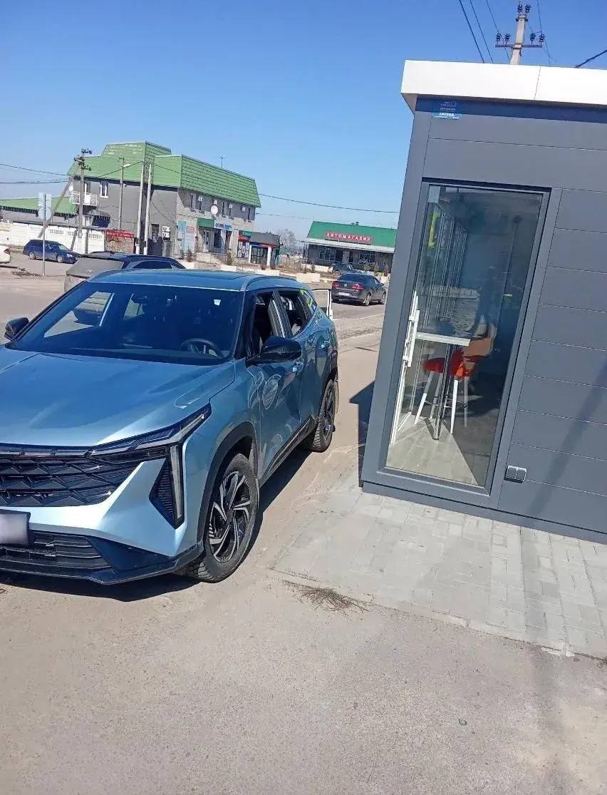 В Ямном женщина сбила двух пешеходов на тротуаре