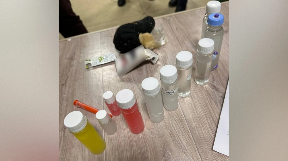 Полицейские задержали межрегионального наркокурьера из Воронежа: видео