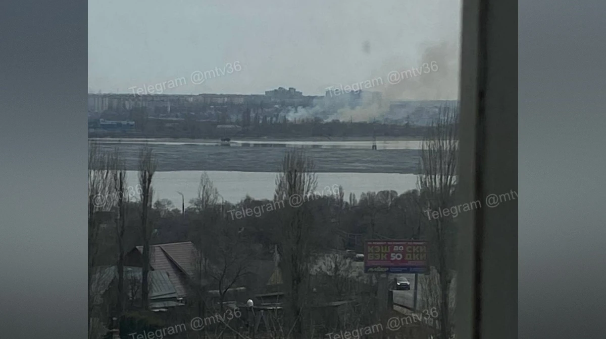 Воронежцы сообщили о столбе черного дыма на левом берегу