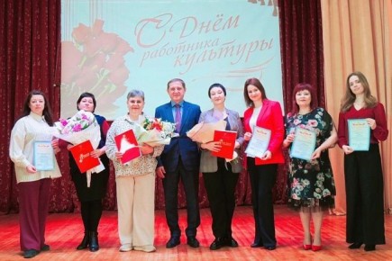 Заместитель председателя Воронежской городской Думы Андрей Соболев в торжественной обстановке поздравил с профессиональным праздником работников культуры Советского района