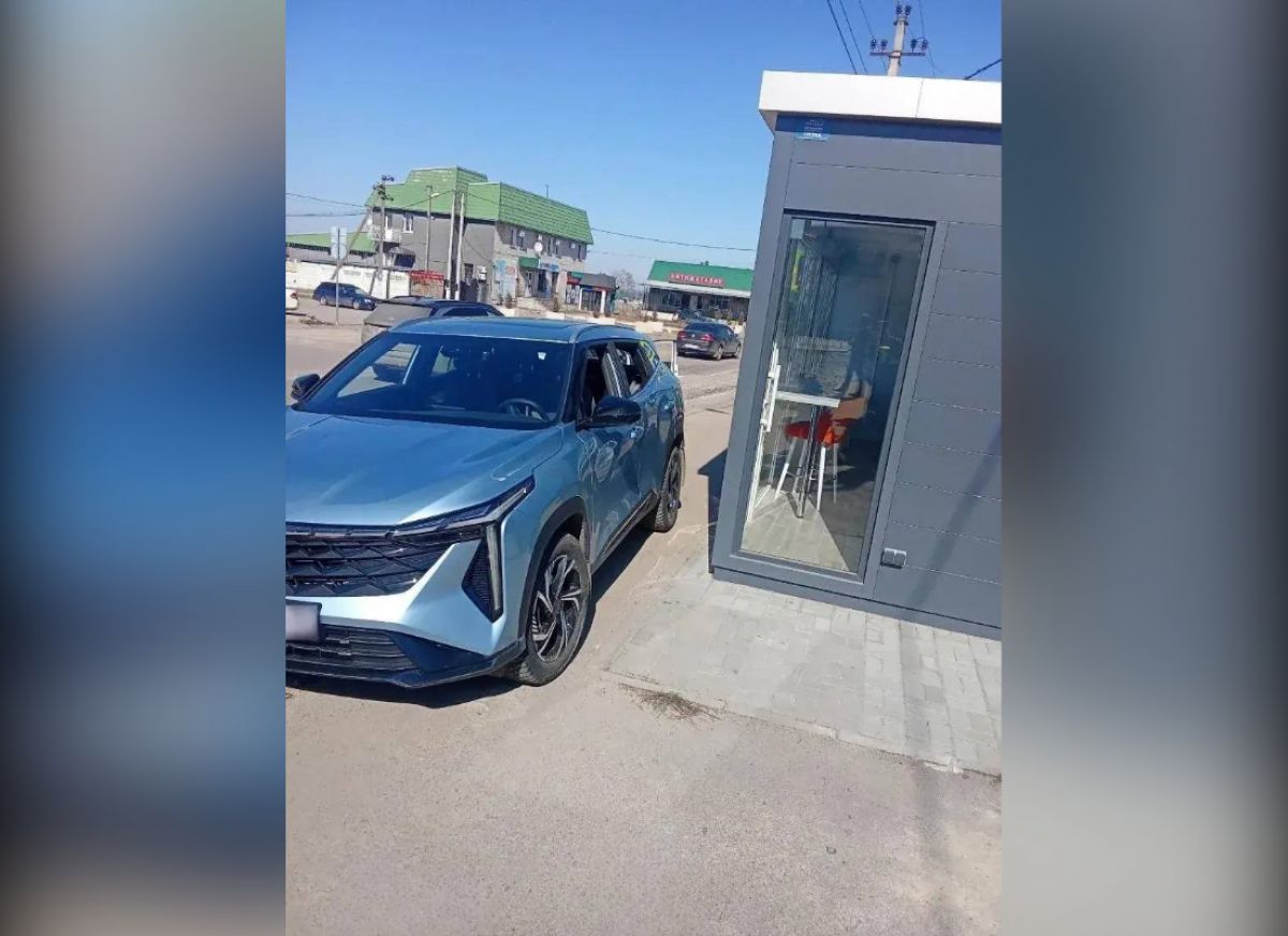 Легковушка сбила двух пешеходов на тротуаре в Ямном