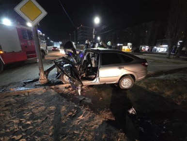 В Воронеже водитель «Лады Гранты» не справился с управлением и насмерть влетел в опору освещения