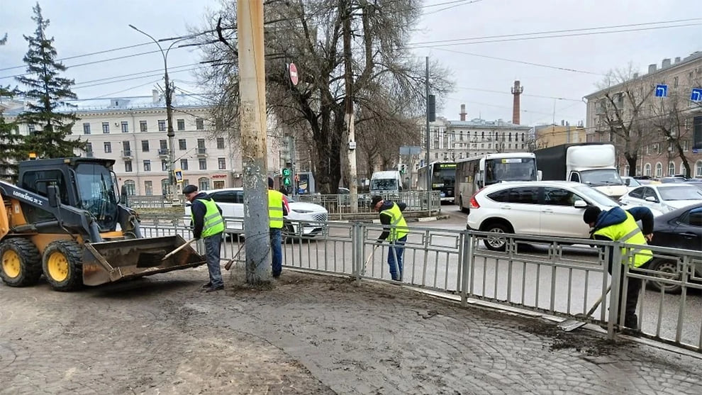 В Воронеже продолжается весенняя уборка территорий