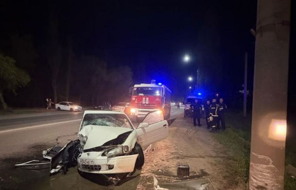 Спасателям пришлось эвакуировать водителя после жесткого ночного ДТП на Волгоградской