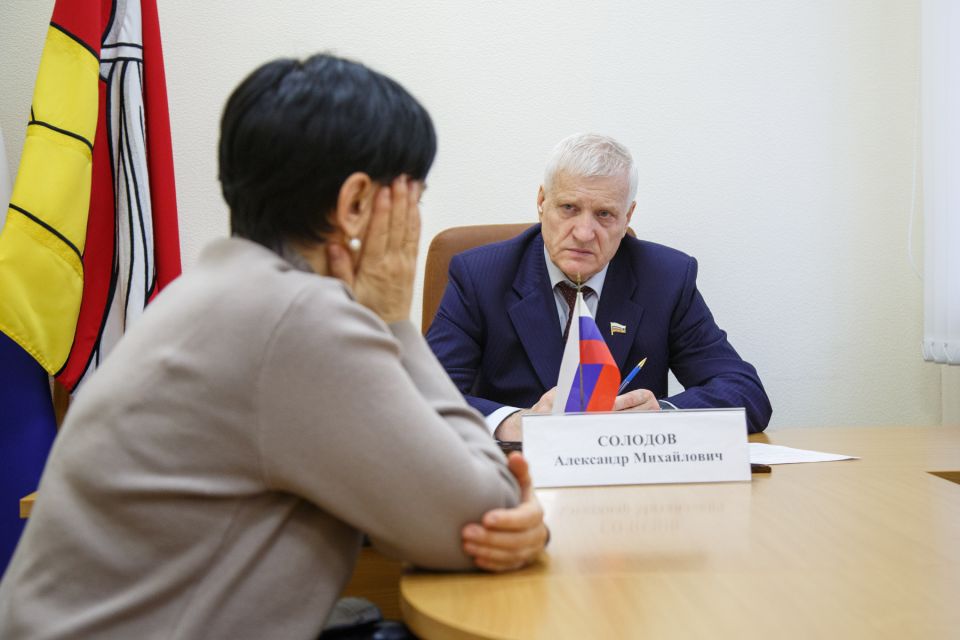 Александр Солодов помог жителям региона с решением вопросов ЖКХ